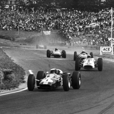 JIm en tête devant Phill Hill sur sa Cooper JIm en tête devant Phill Hill sur sa Cooper